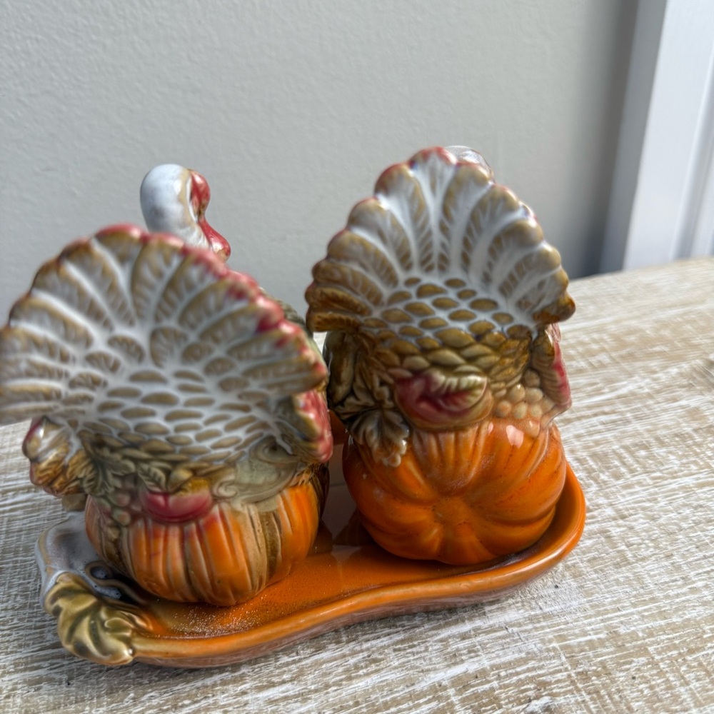 TII Vintage Salt & Pepper Turkey Shakers W/Ceramic Pumpkin Dish - Picture 4 of 16
